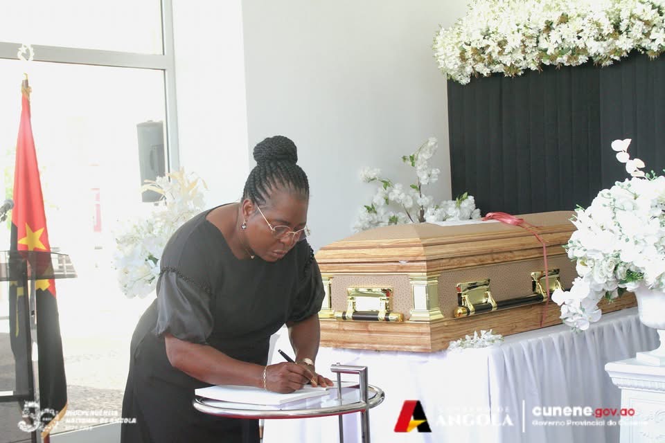 GOVERNADORA DO CUNENE PRESTA HOMENAGEM A FRANCISCO JOSÉ DOS SANTOS, EX-VICE-GOVERNADOR DA PROVÍNCIA